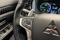 Punainen Mitsubishi Outlander PHEV 2020 kuva 22.