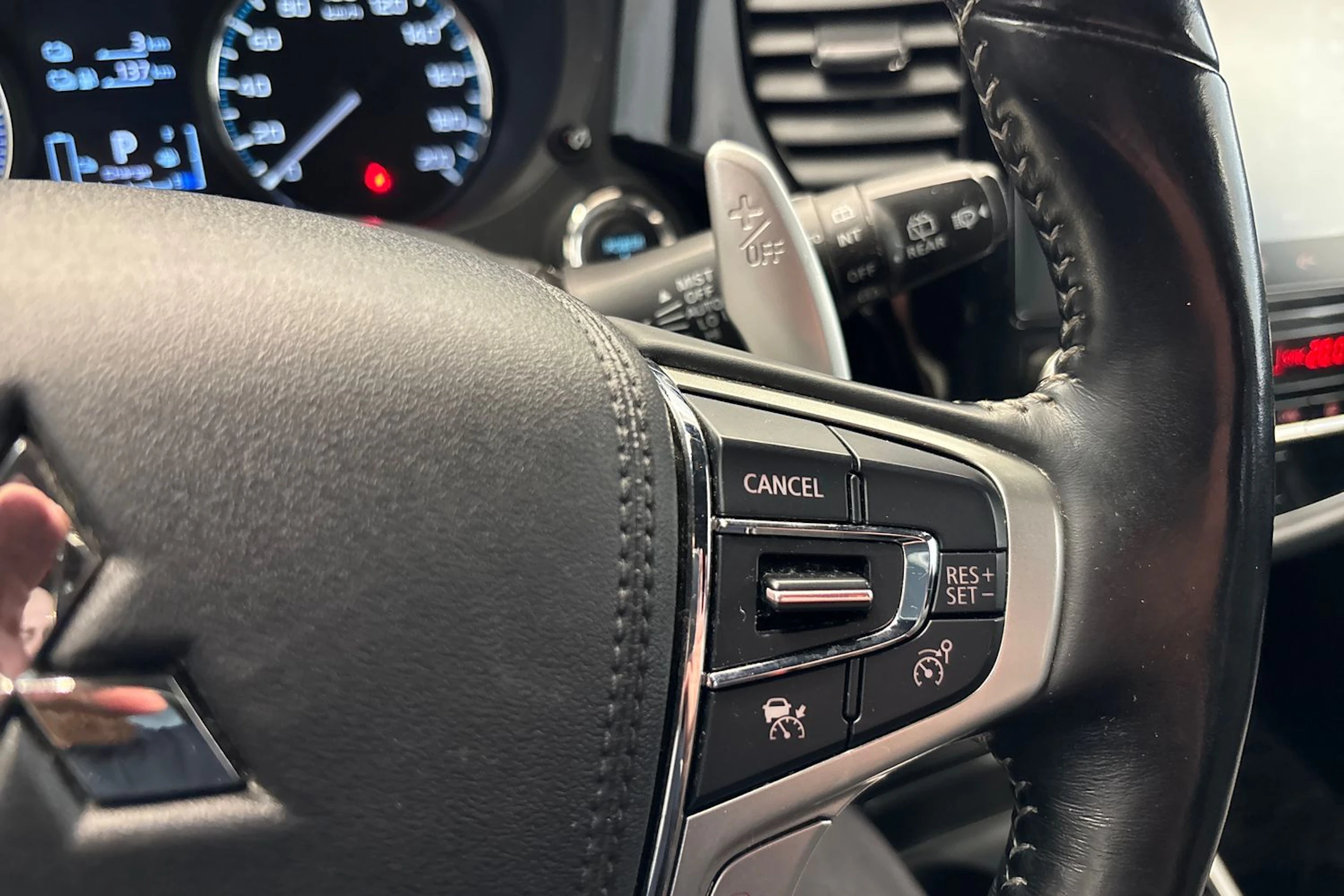 Punainen Mitsubishi Outlander PHEV 2020 kuva 23.