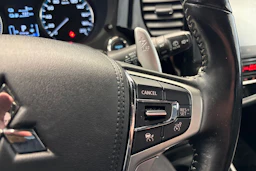 Punainen Mitsubishi Outlander PHEV 2020 kuva 23.