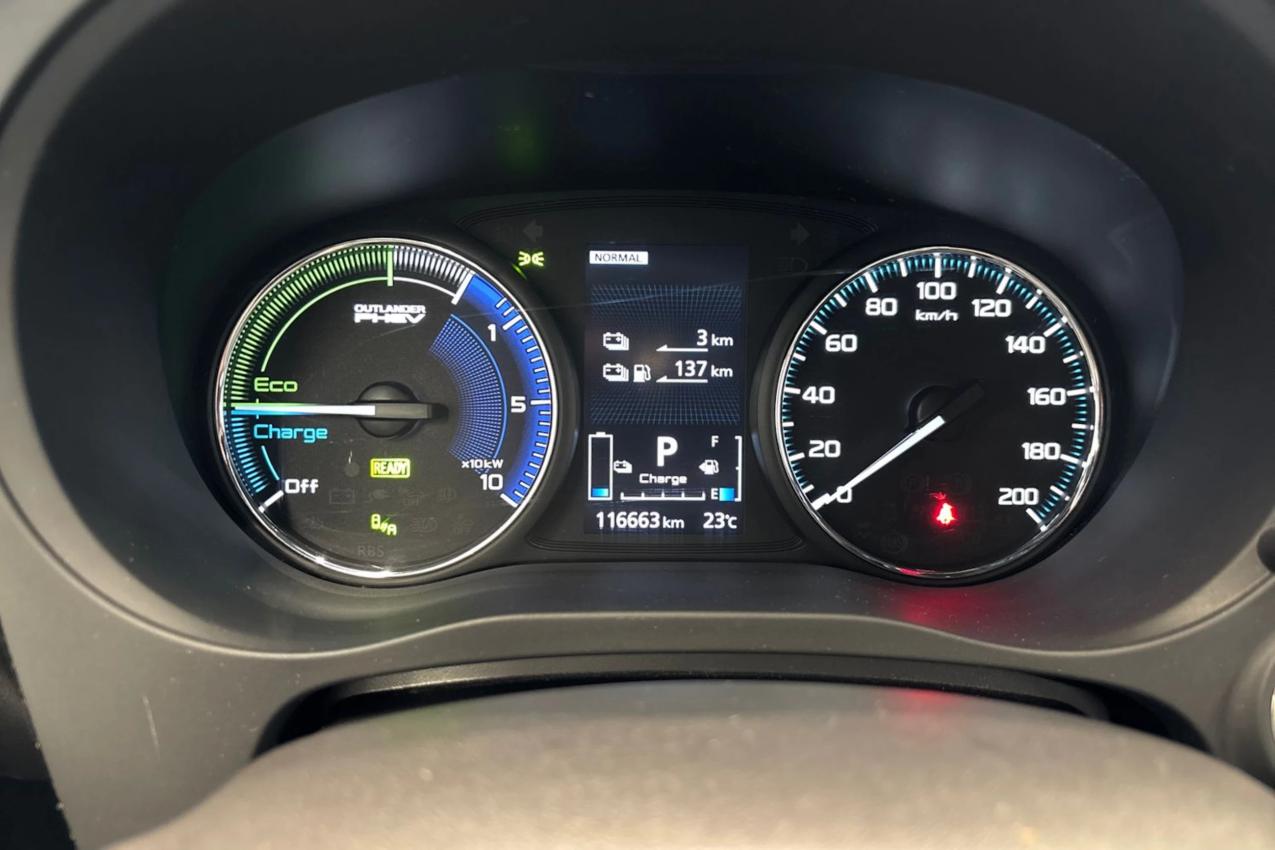 Punainen Mitsubishi Outlander PHEV 2020 kuva 24.