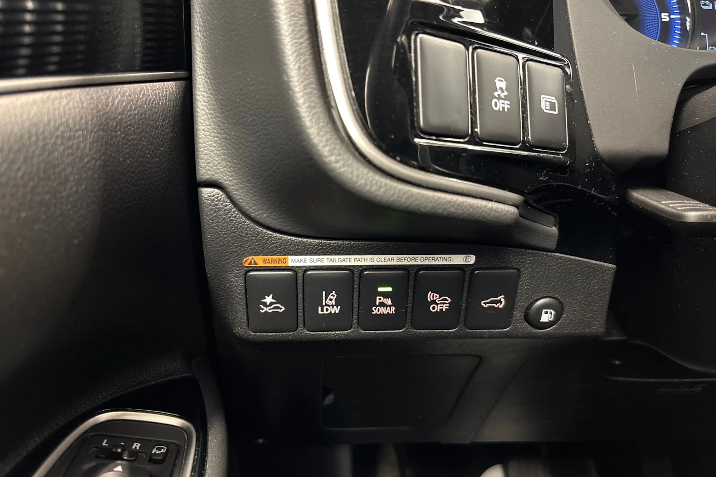 Punainen Mitsubishi Outlander PHEV 2020 kuva 25.