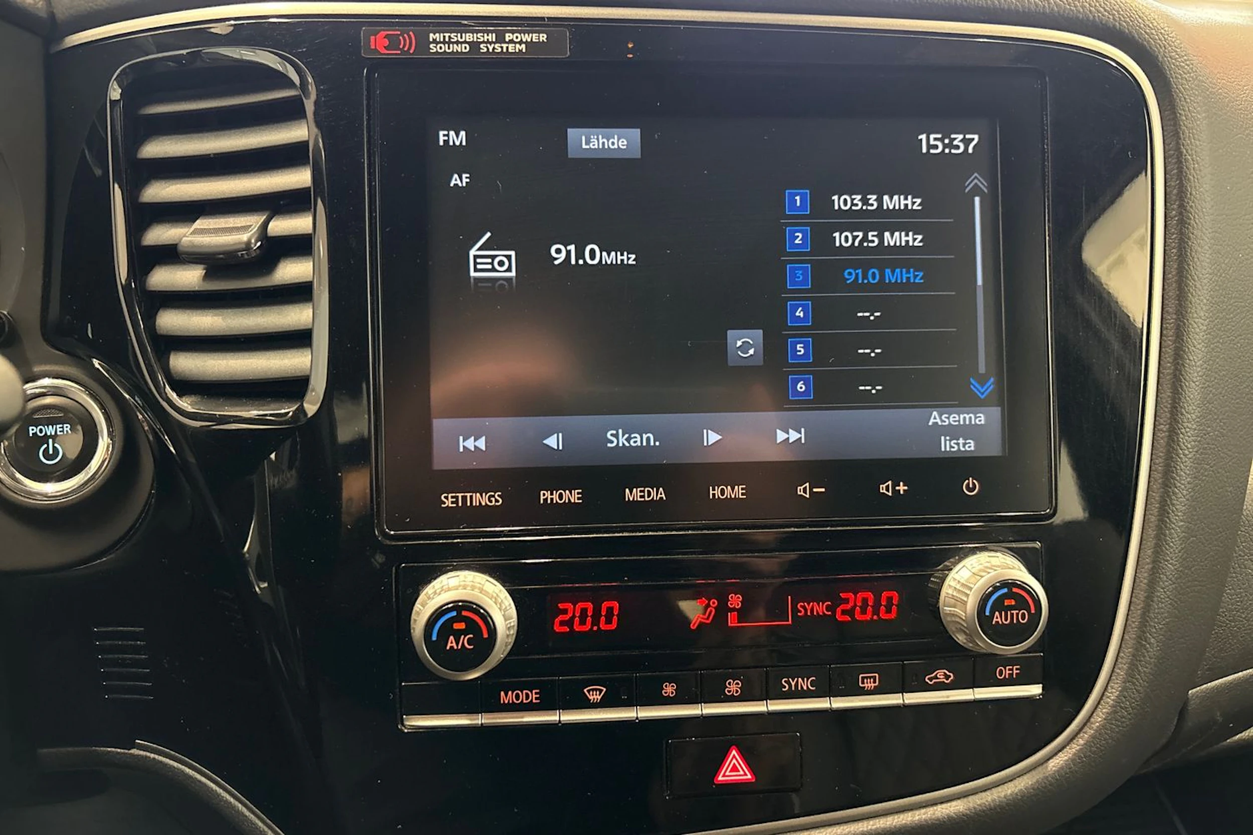 Punainen Mitsubishi Outlander PHEV 2020 kuva 26.
