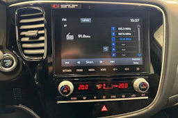 Punainen Mitsubishi Outlander PHEV 2020 kuva 26.