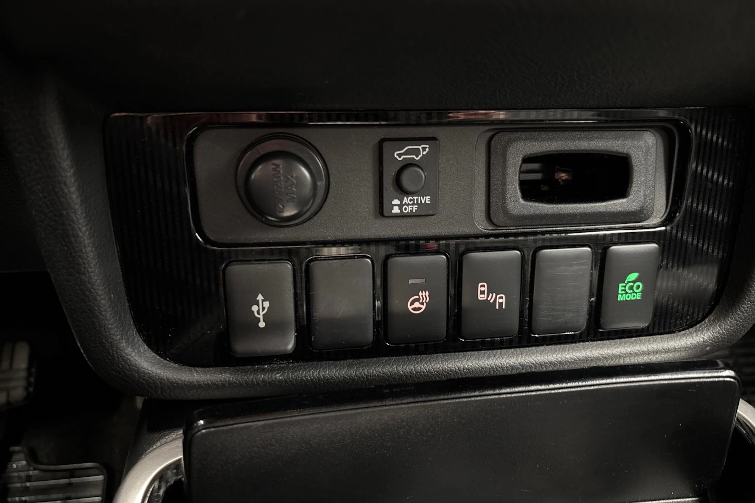 Punainen Mitsubishi Outlander PHEV 2020 kuva 27.