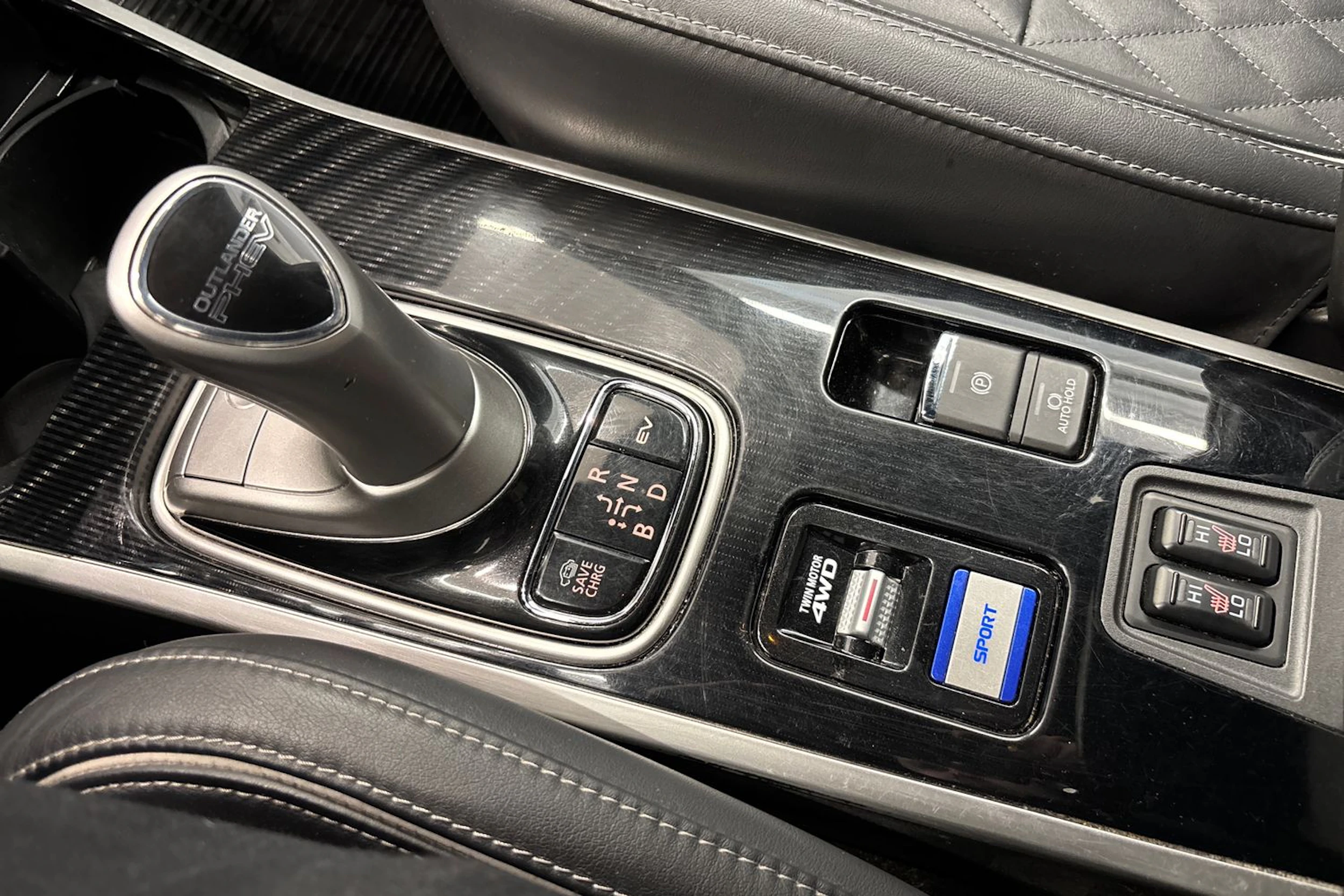 Punainen Mitsubishi Outlander PHEV 2020 kuva 28.