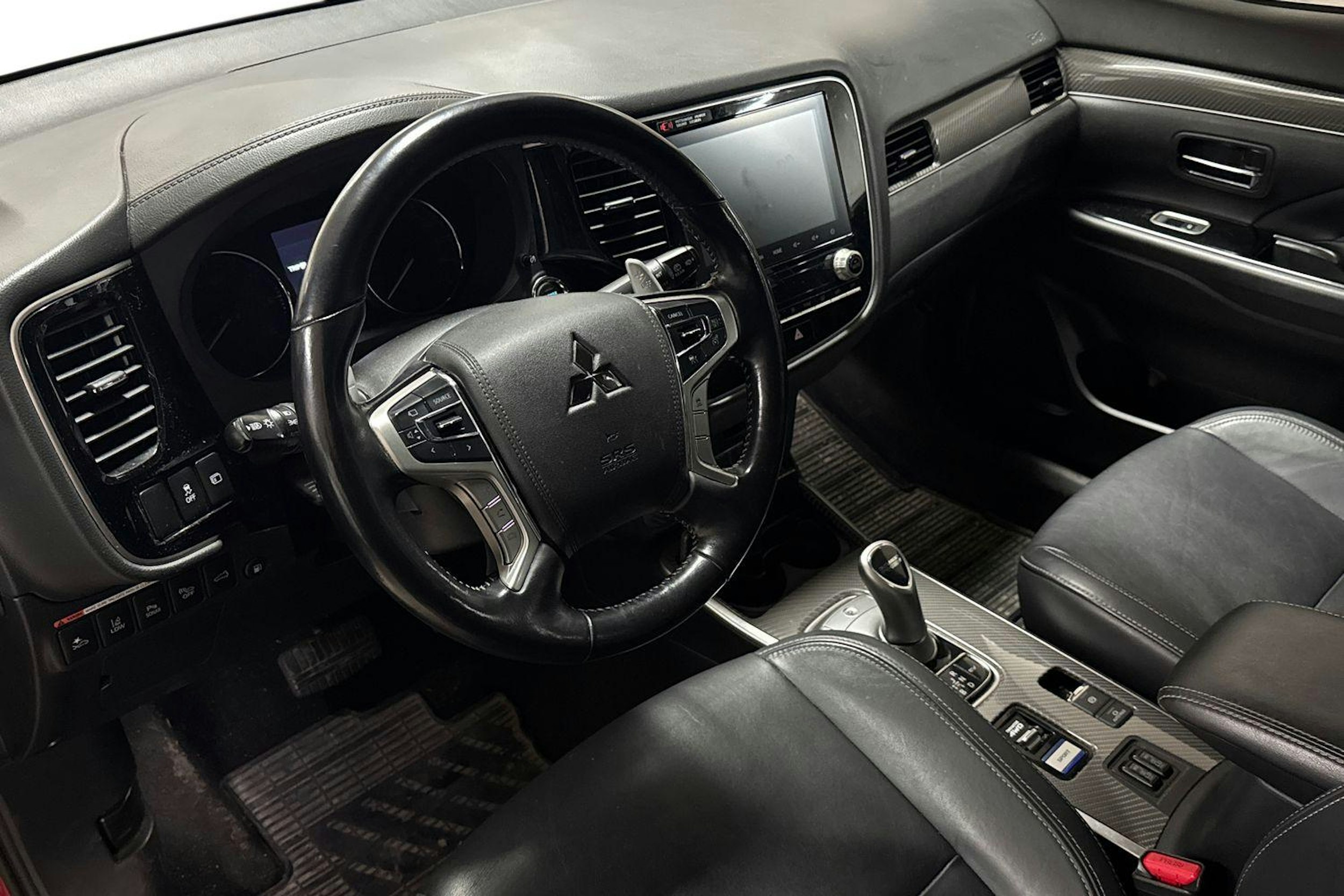 punainen Mitsubishi Outlander PHEV 2020 kuva 3.