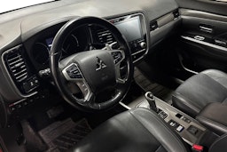 punainen Mitsubishi Outlander PHEV 2020 kuva 3.