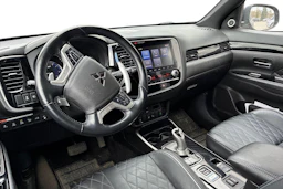 musta Mitsubishi Outlander PHEV 2020 kuva 3.