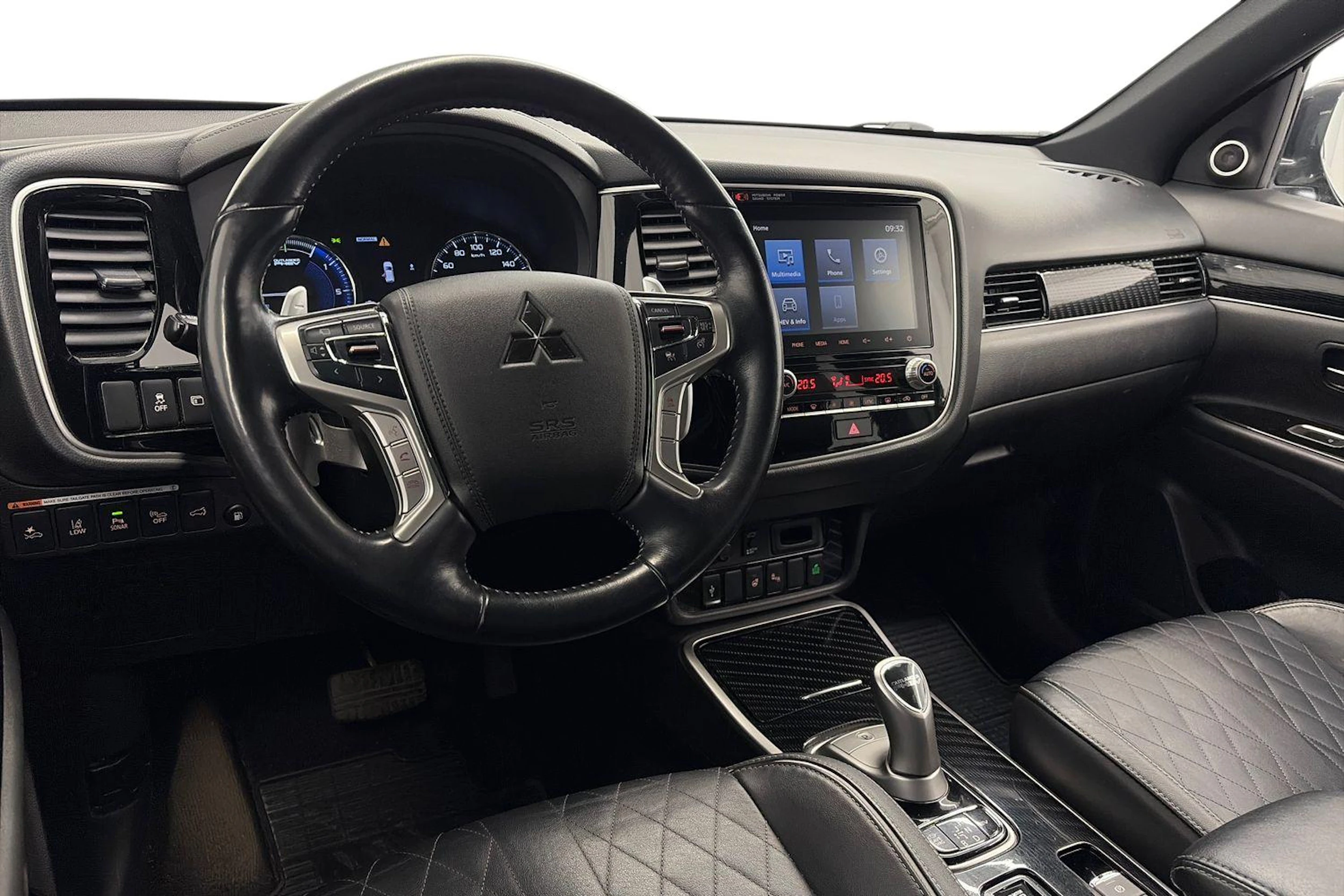 musta Mitsubishi Outlander PHEV 2020 kuva 8.