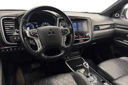musta Mitsubishi Outlander PHEV 2020 kuva 8.