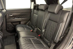 musta Mitsubishi Outlander PHEV 2020 kuva 11.