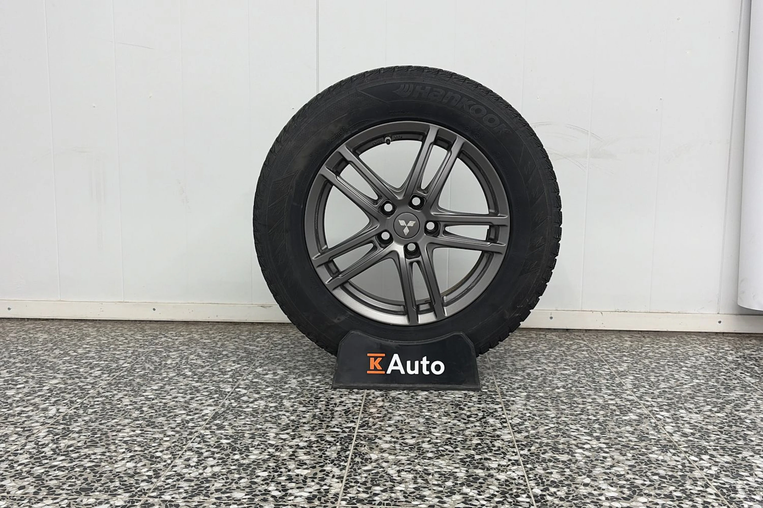 musta Mitsubishi Outlander PHEV 2020 kuva 13.