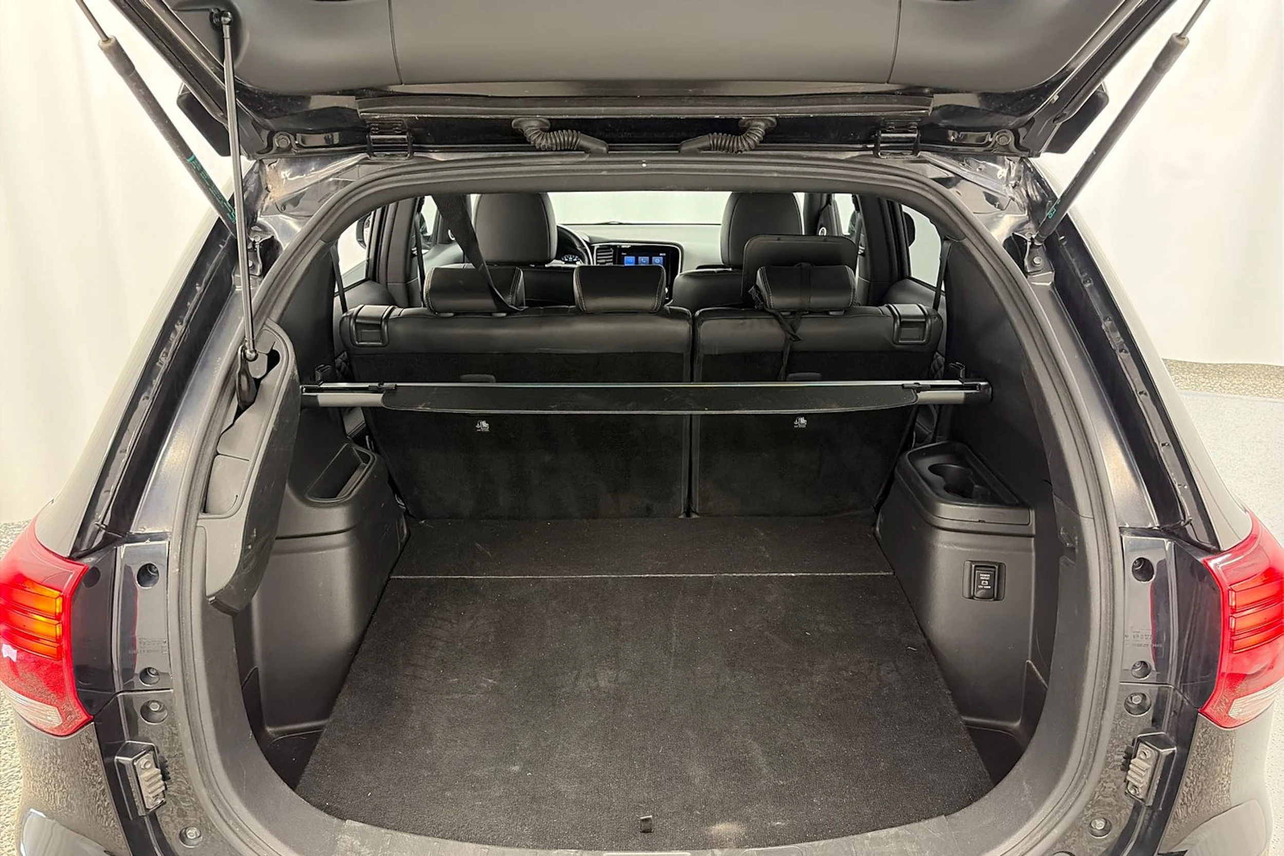 musta Mitsubishi Outlander PHEV 2020 kuva 15.