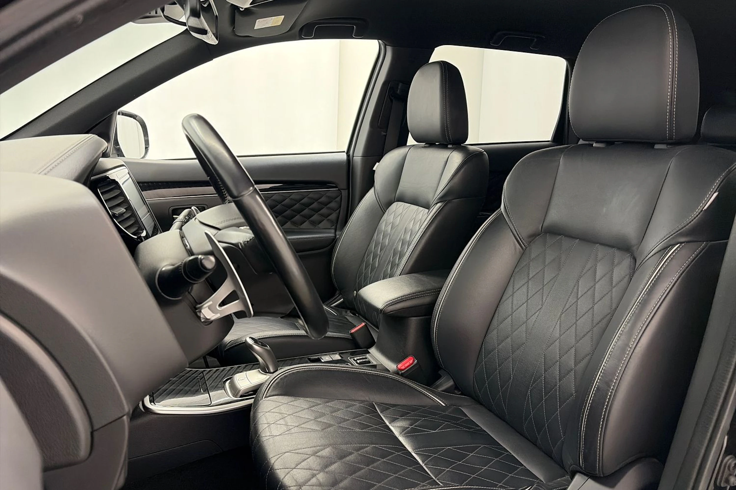 musta Mitsubishi Outlander PHEV 2020 kuva 17.