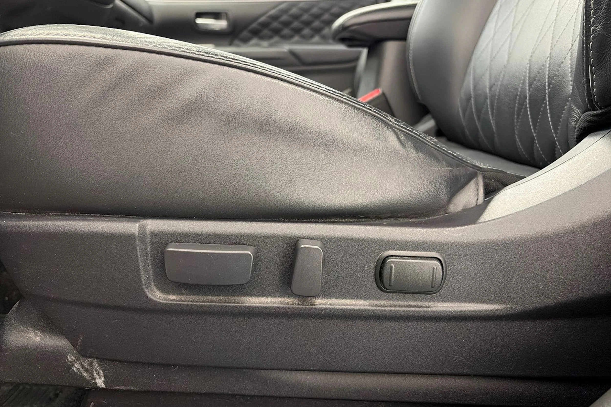 musta Mitsubishi Outlander PHEV 2020 kuva 18.