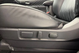 musta Mitsubishi Outlander PHEV 2020 kuva 18.