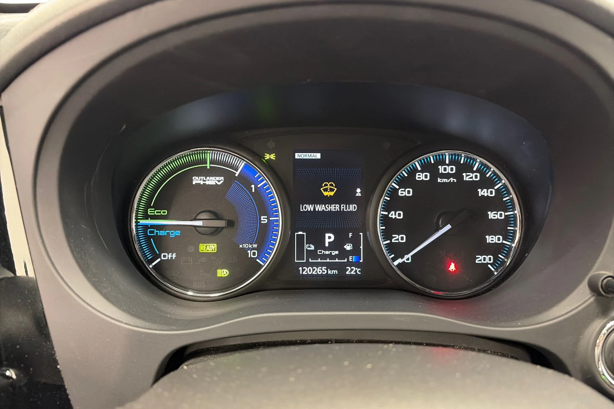 musta Mitsubishi Outlander PHEV 2020 kuva 19.