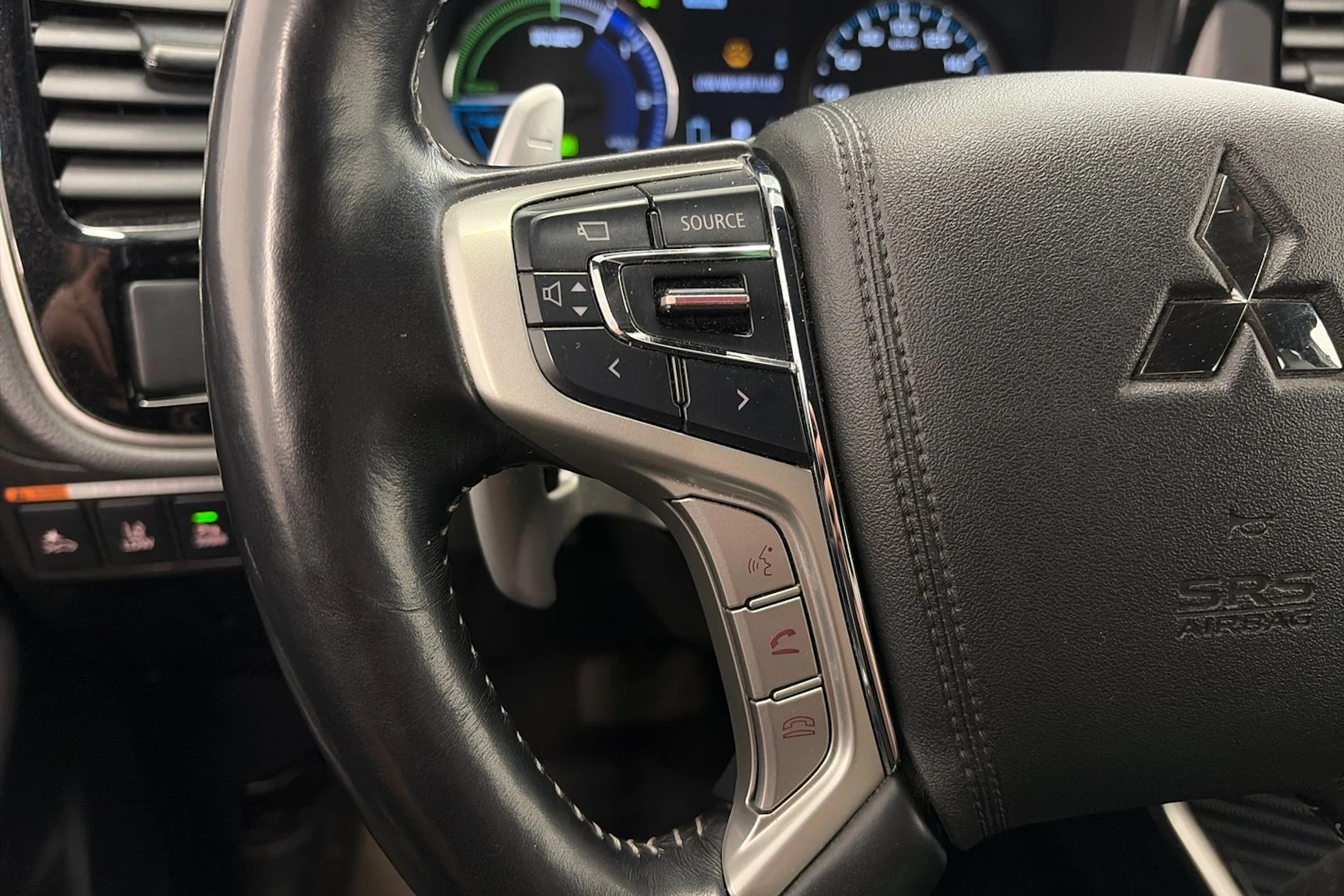 musta Mitsubishi Outlander PHEV 2020 kuva 20.