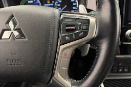 musta Mitsubishi Outlander PHEV 2020 kuva 21.
