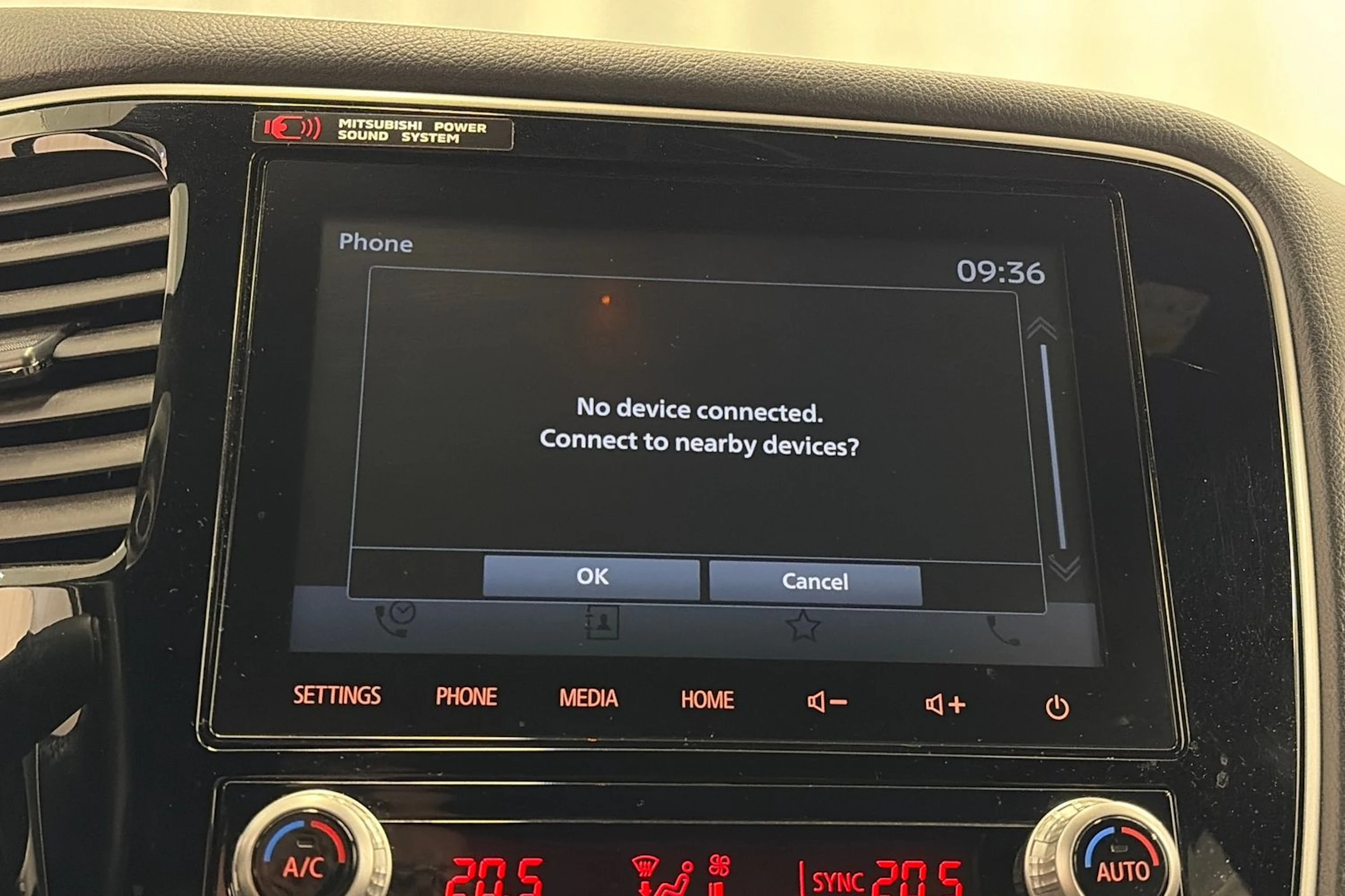 musta Mitsubishi Outlander PHEV 2020 kuva 24.
