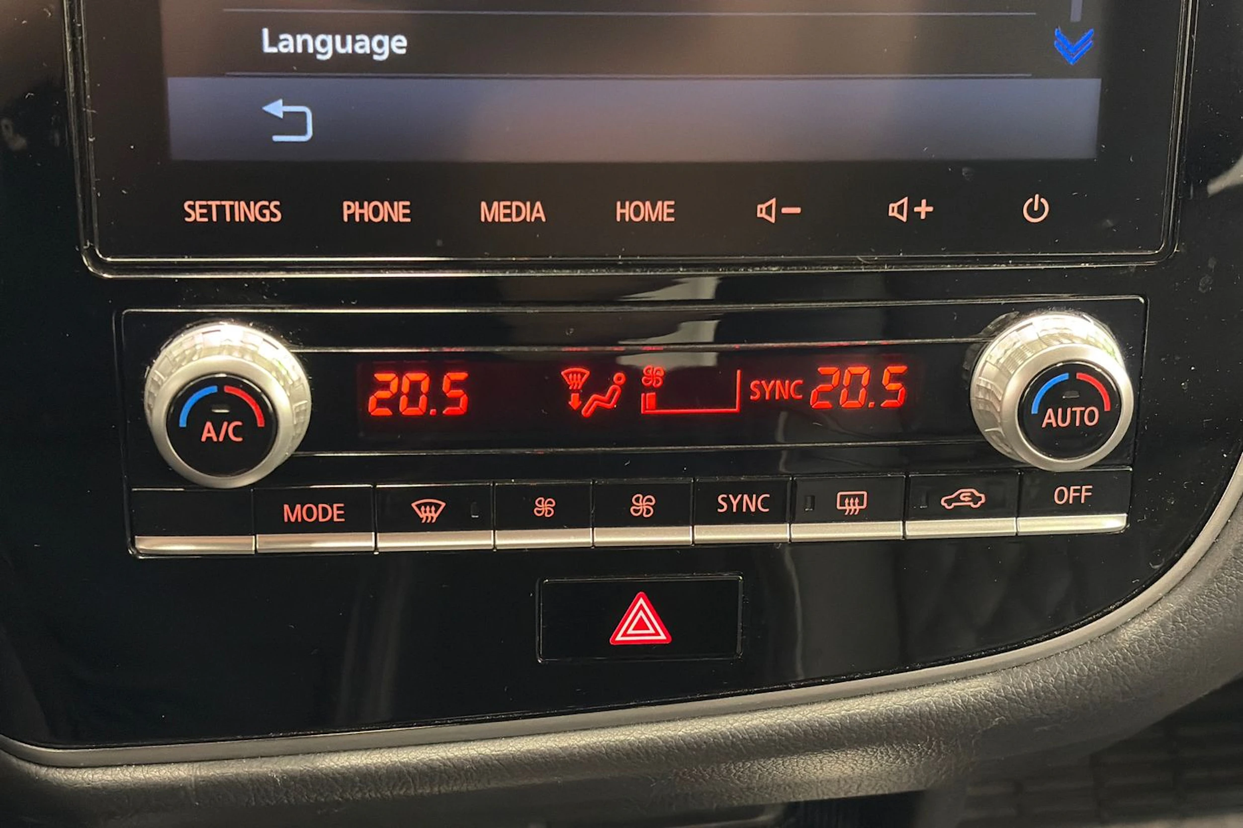 musta Mitsubishi Outlander PHEV 2020 kuva 26.