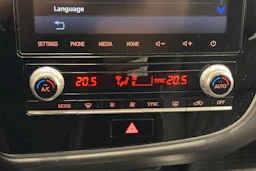 musta Mitsubishi Outlander PHEV 2020 kuva 26.