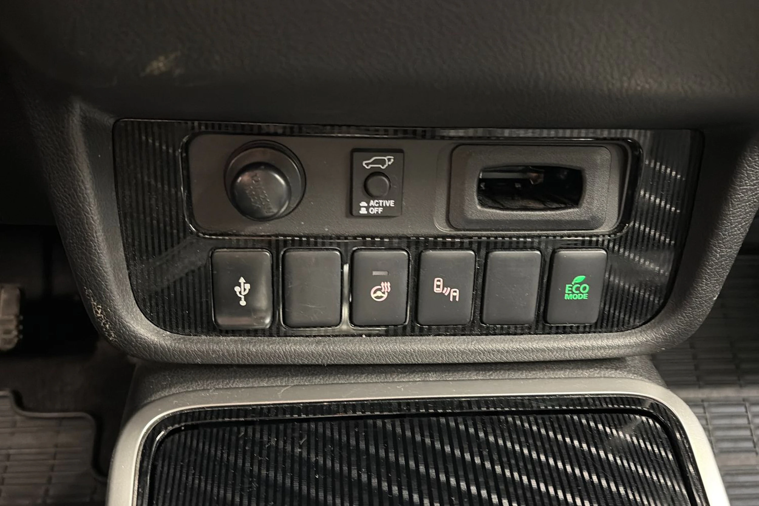 musta Mitsubishi Outlander PHEV 2020 kuva 27.