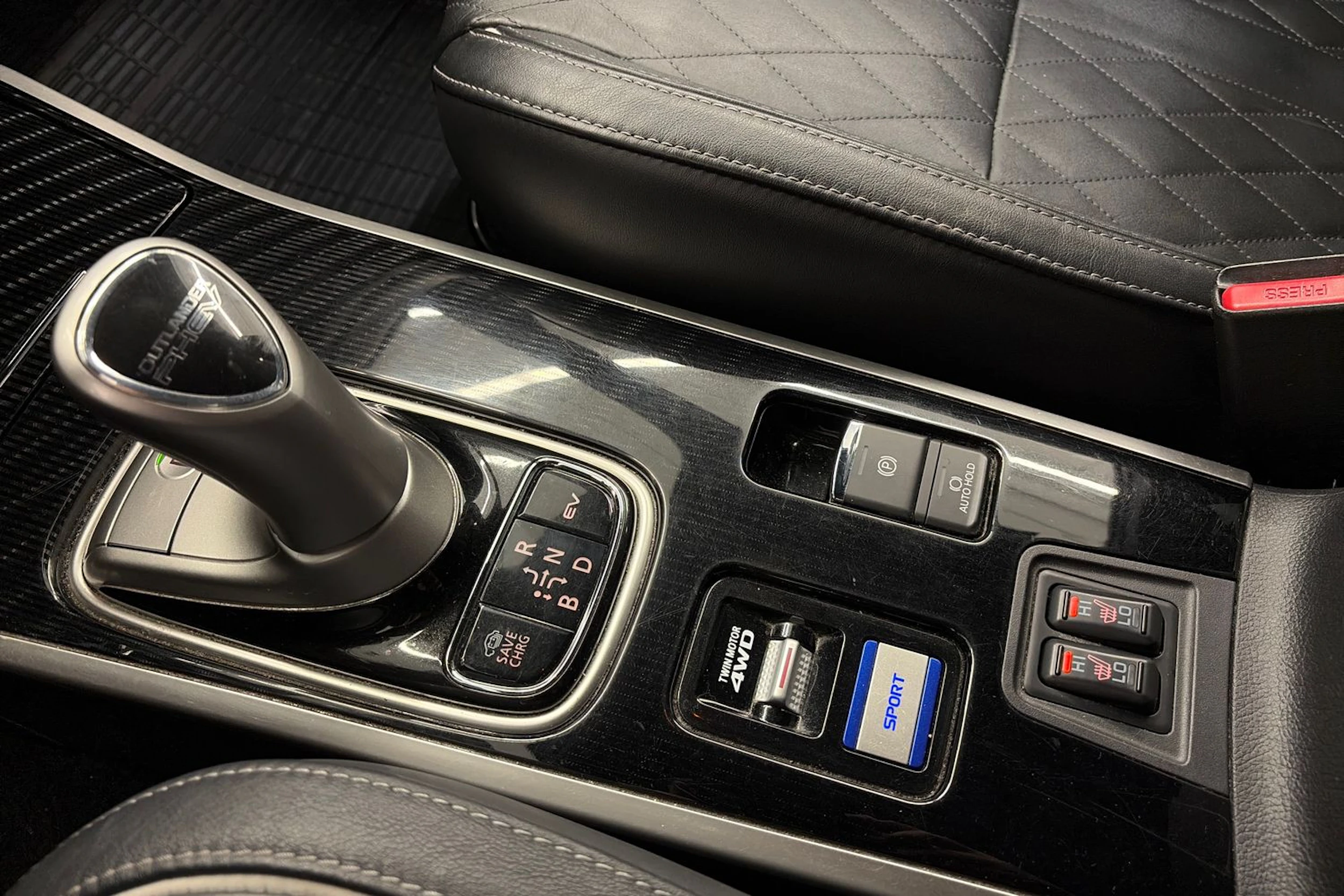 musta Mitsubishi Outlander PHEV 2020 kuva 28.
