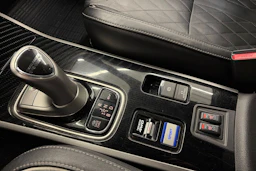 musta Mitsubishi Outlander PHEV 2020 kuva 28.
