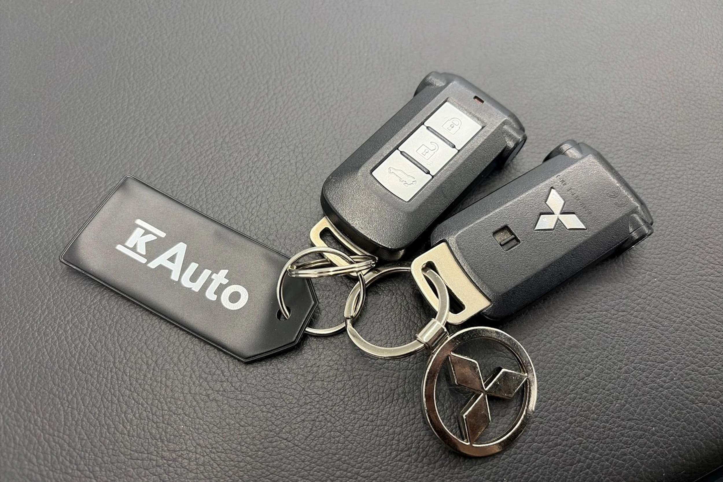 musta Mitsubishi Outlander PHEV 2020 kuva 29.