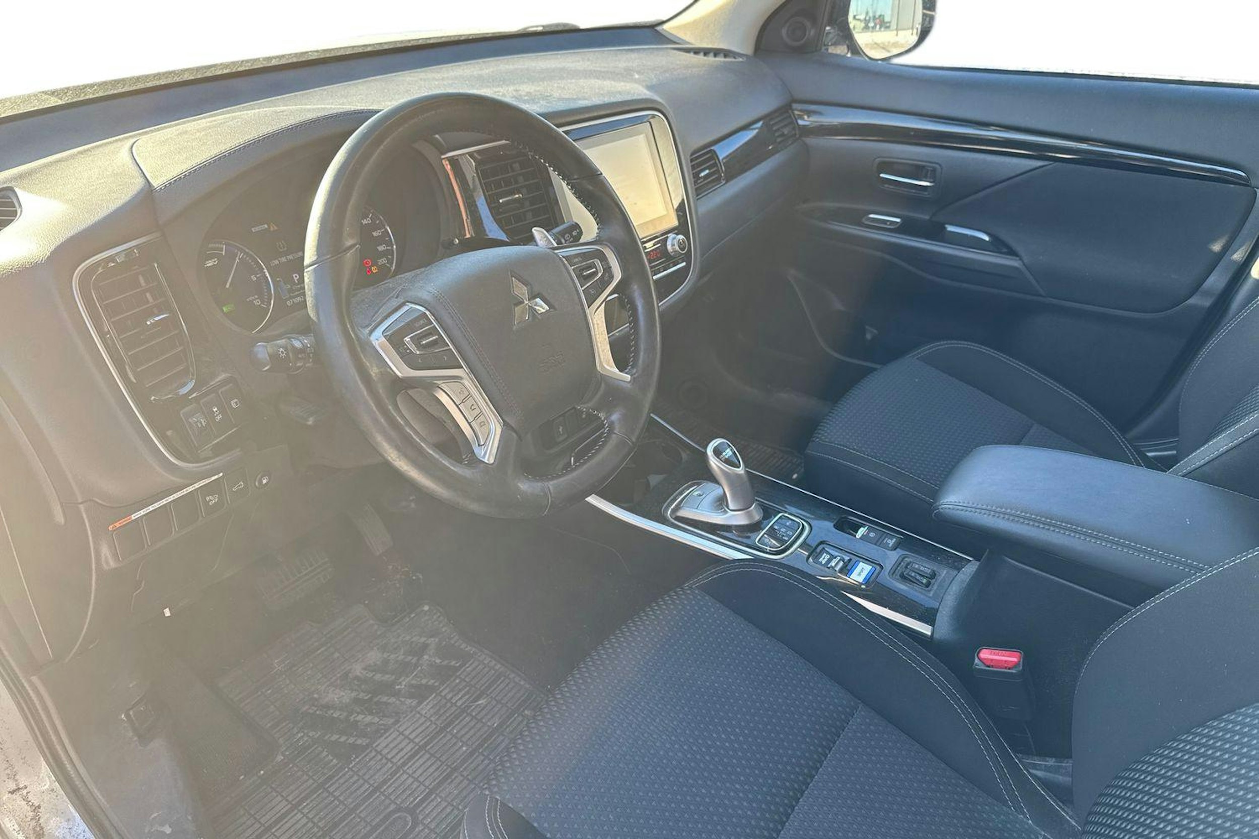 harmaa Mitsubishi Outlander PHEV 2020 kuva 3.