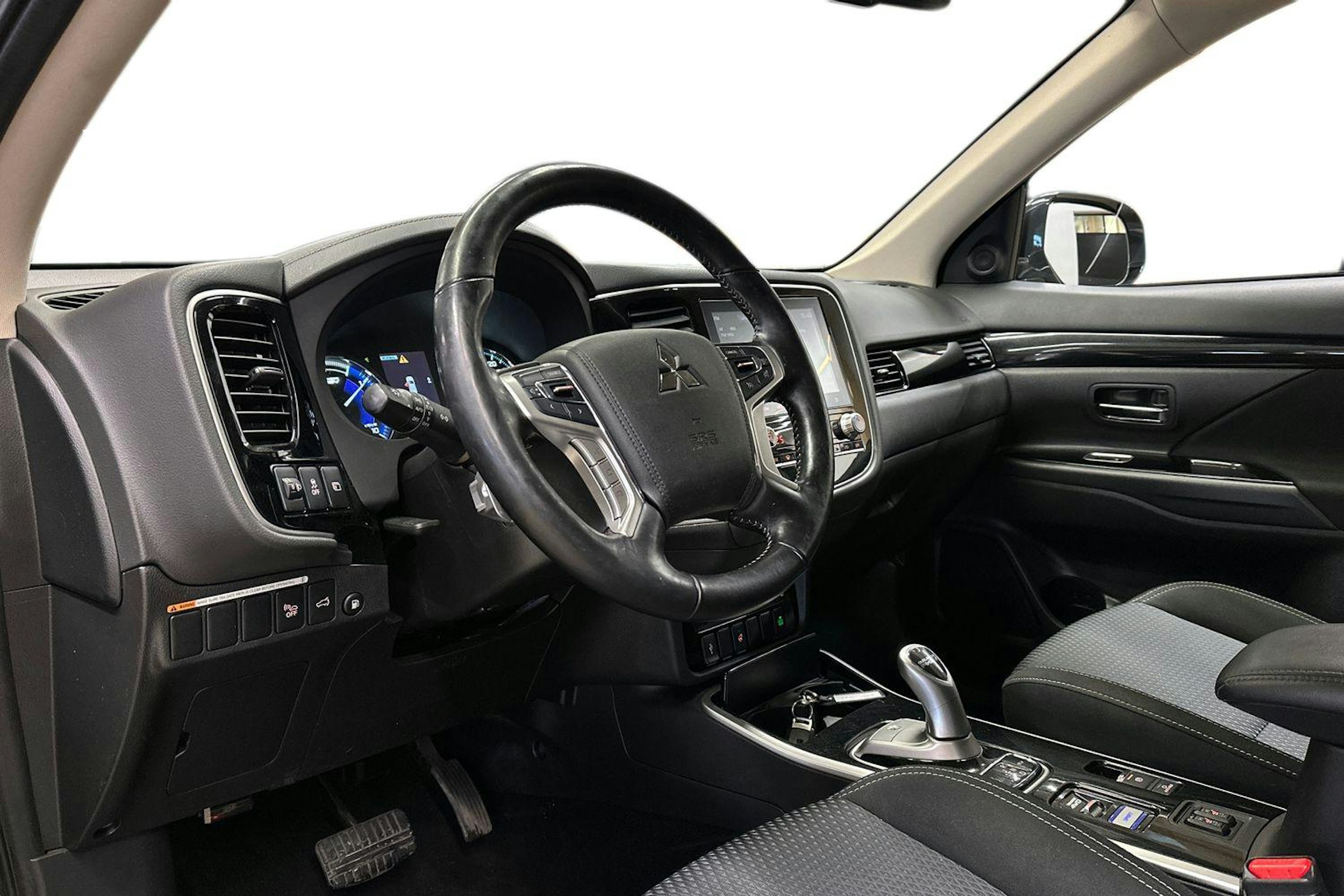 harmaa Mitsubishi Outlander PHEV 2020 kuva 7.