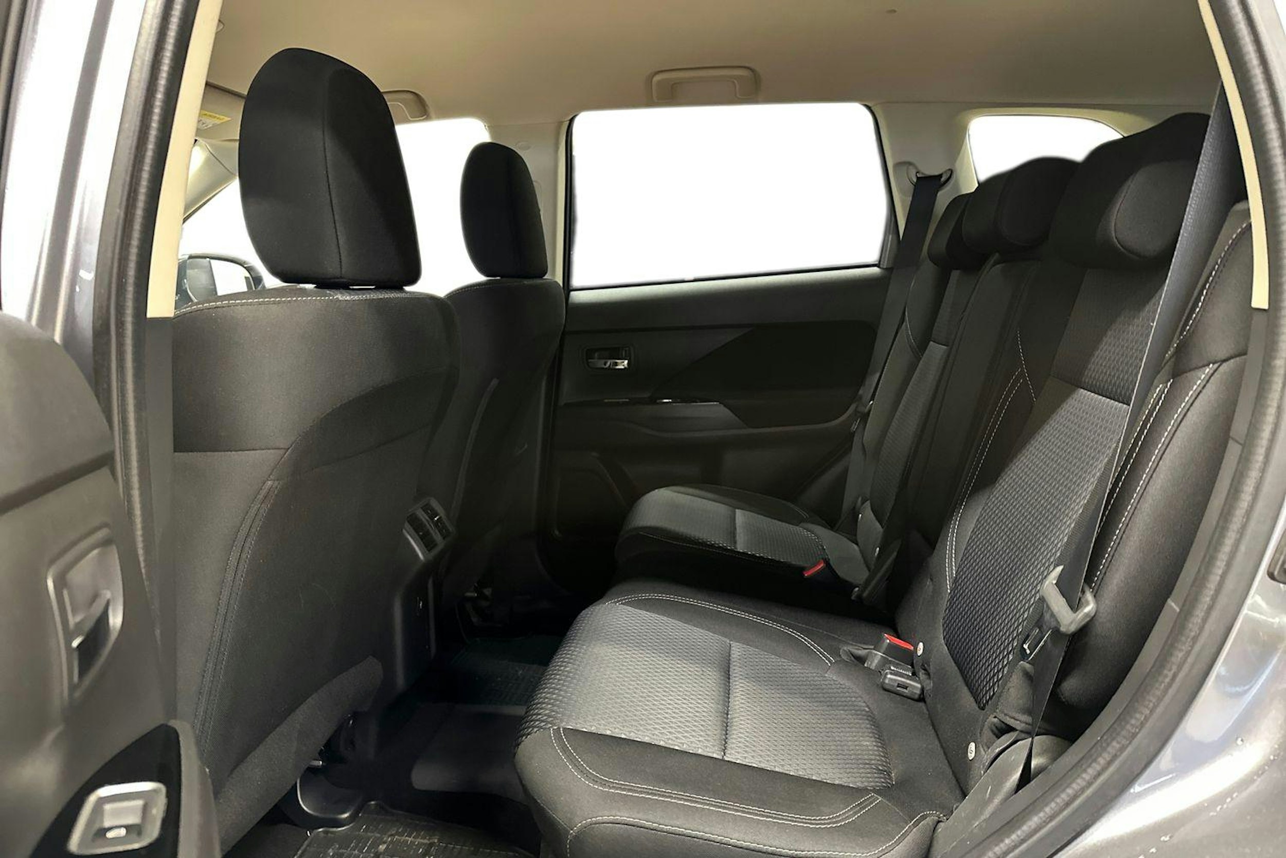 harmaa Mitsubishi Outlander PHEV 2020 kuva 10.