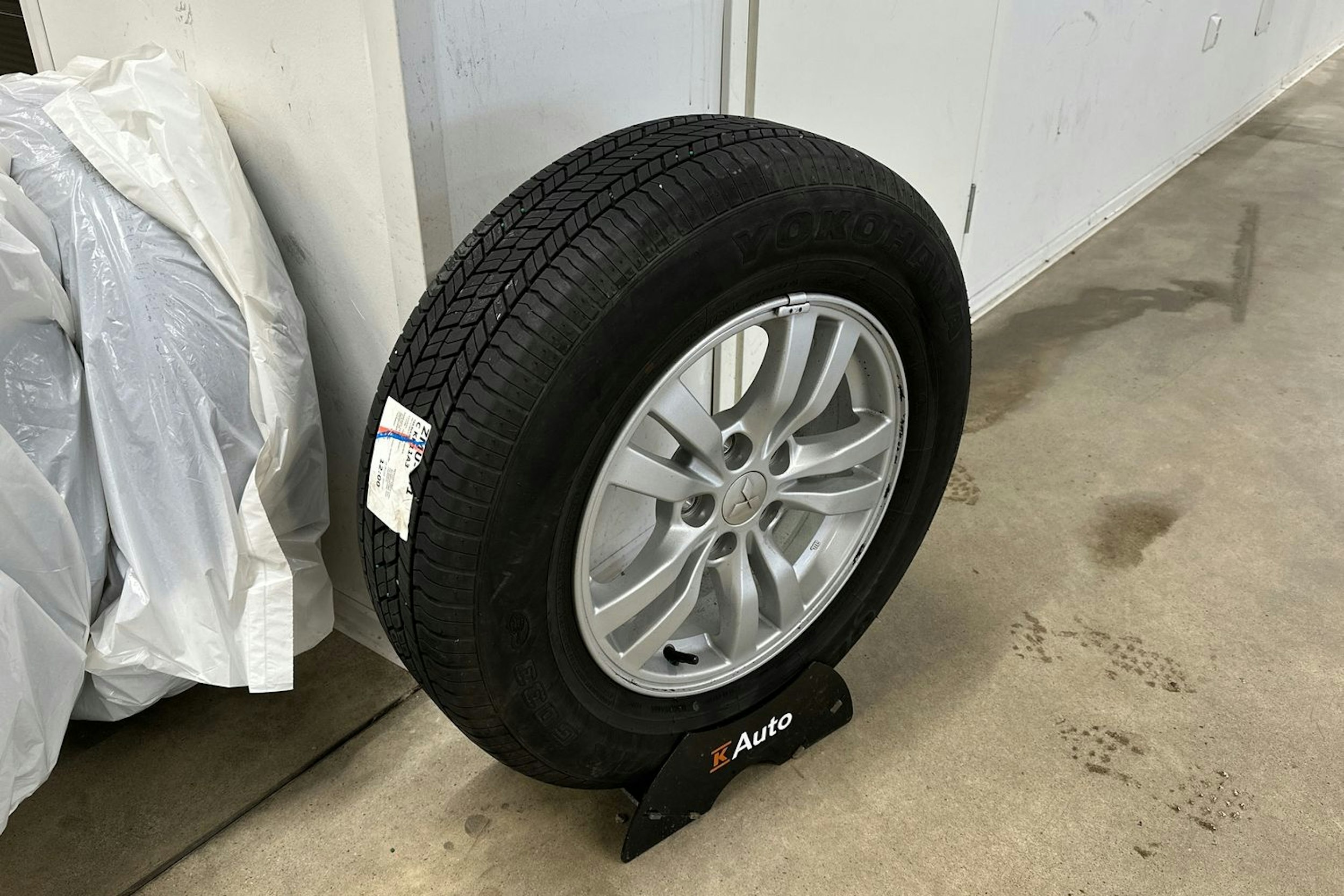 harmaa Mitsubishi Outlander PHEV 2020 kuva 13.