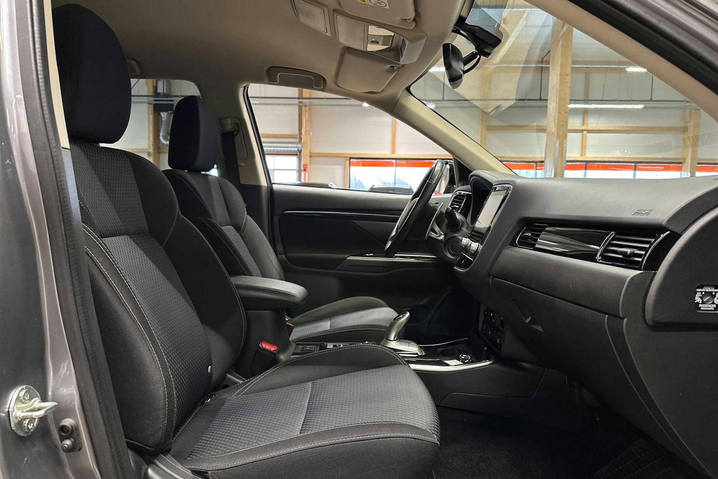 harmaa Mitsubishi Outlander PHEV 2020 kuva 14.