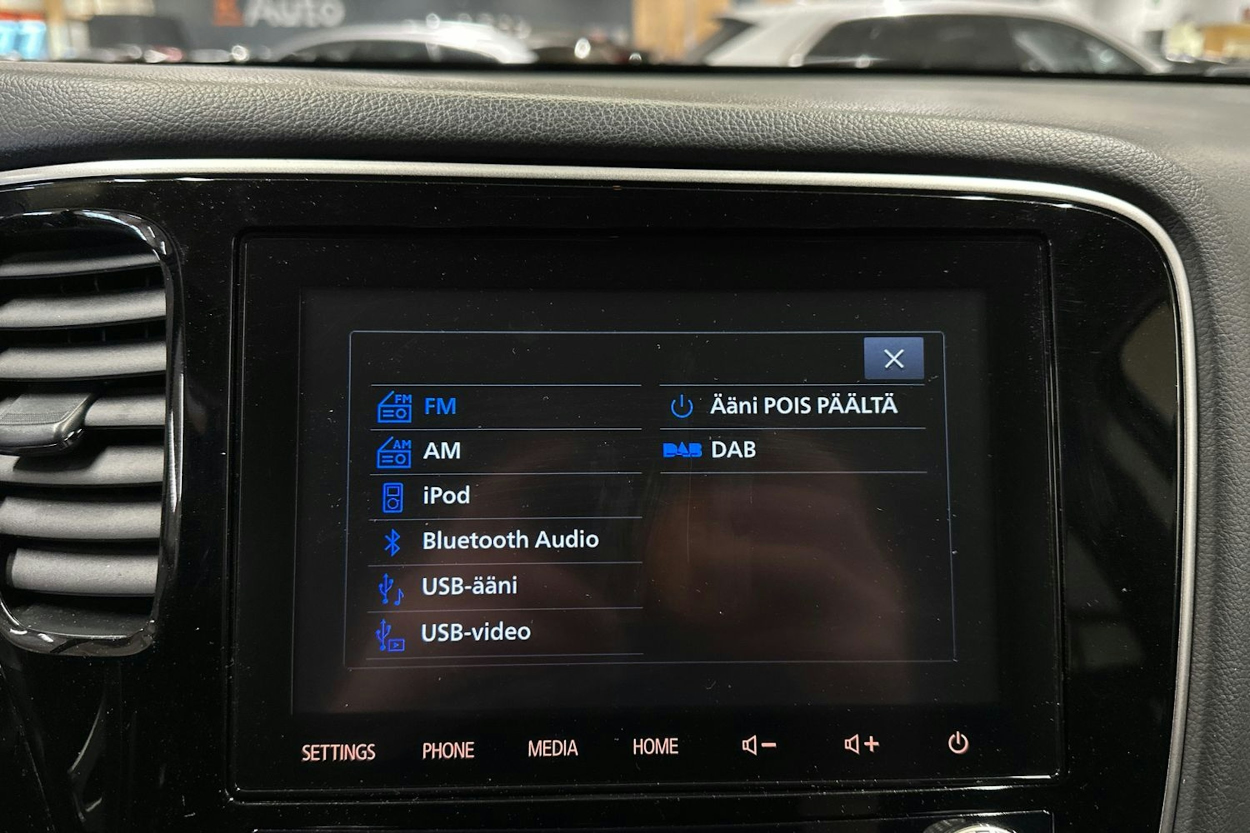 harmaa Mitsubishi Outlander PHEV 2020 kuva 16.