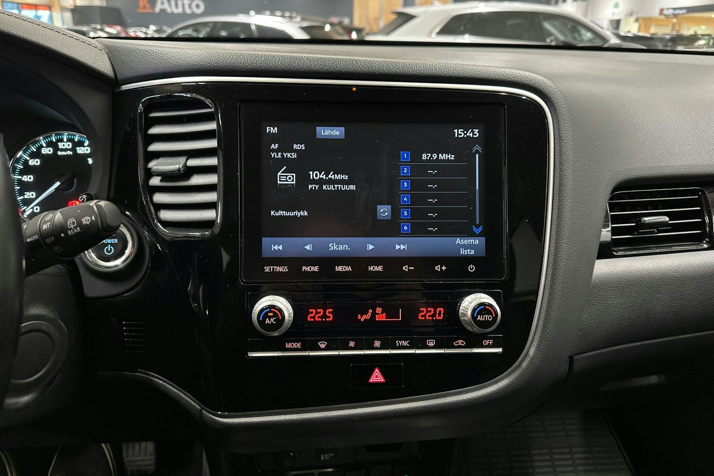 harmaa Mitsubishi Outlander PHEV 2020 kuva 17.