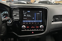 harmaa Mitsubishi Outlander PHEV 2020 kuva 17.