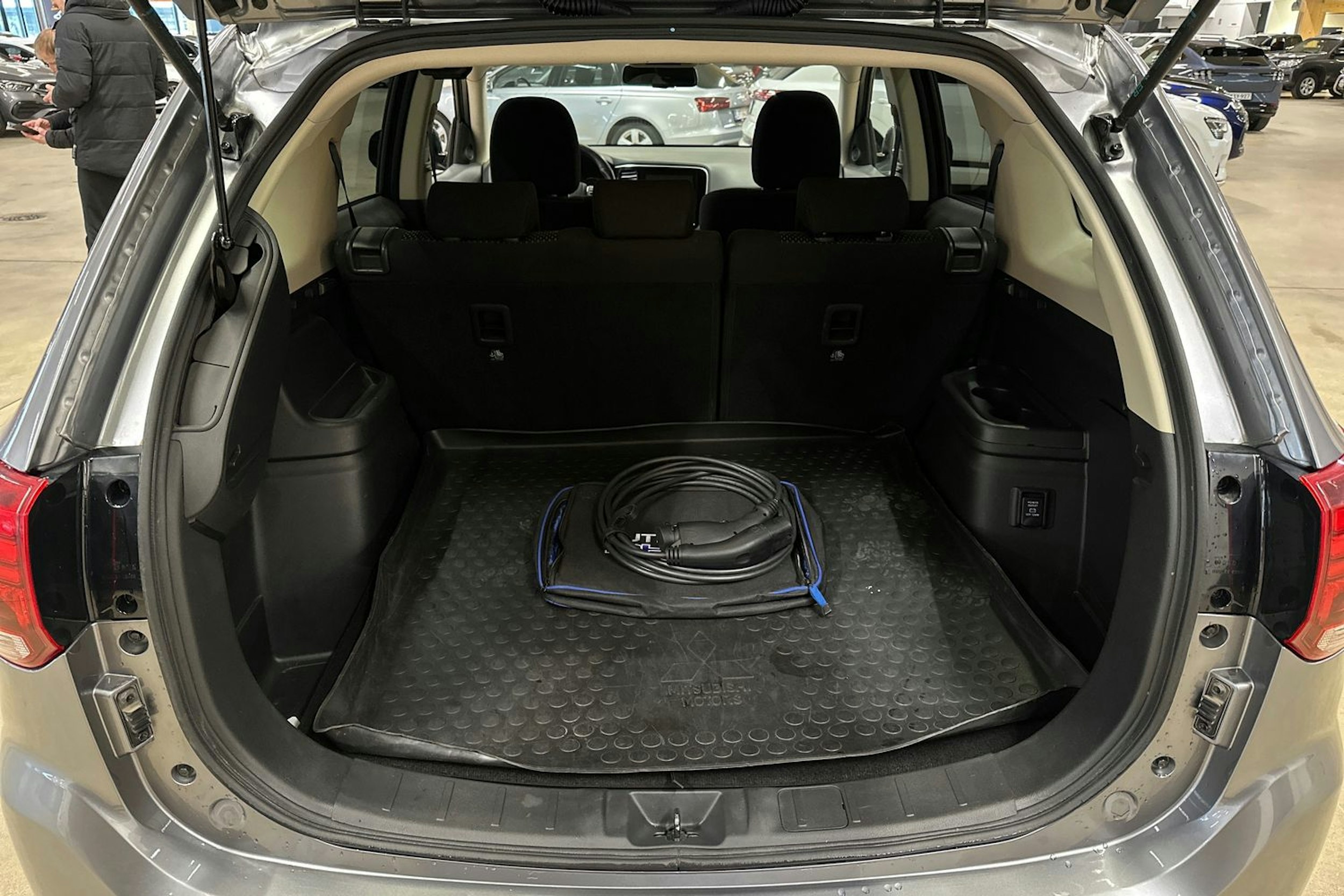 harmaa Mitsubishi Outlander PHEV 2020 kuva 25.