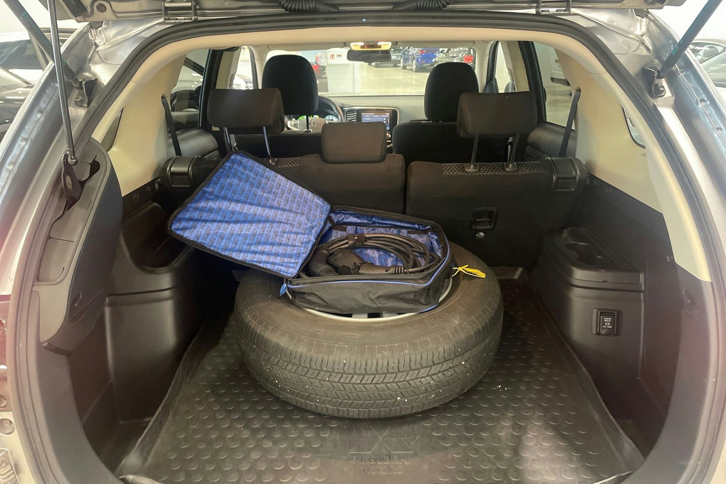 harmaa Mitsubishi Outlander PHEV 2020 kuva 30.