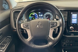 harmaa Mitsubishi Outlander PHEV 2020 kuva 11.