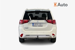 Valkoinen Mitsubishi Outlander PHEV 2021 kuva 3.