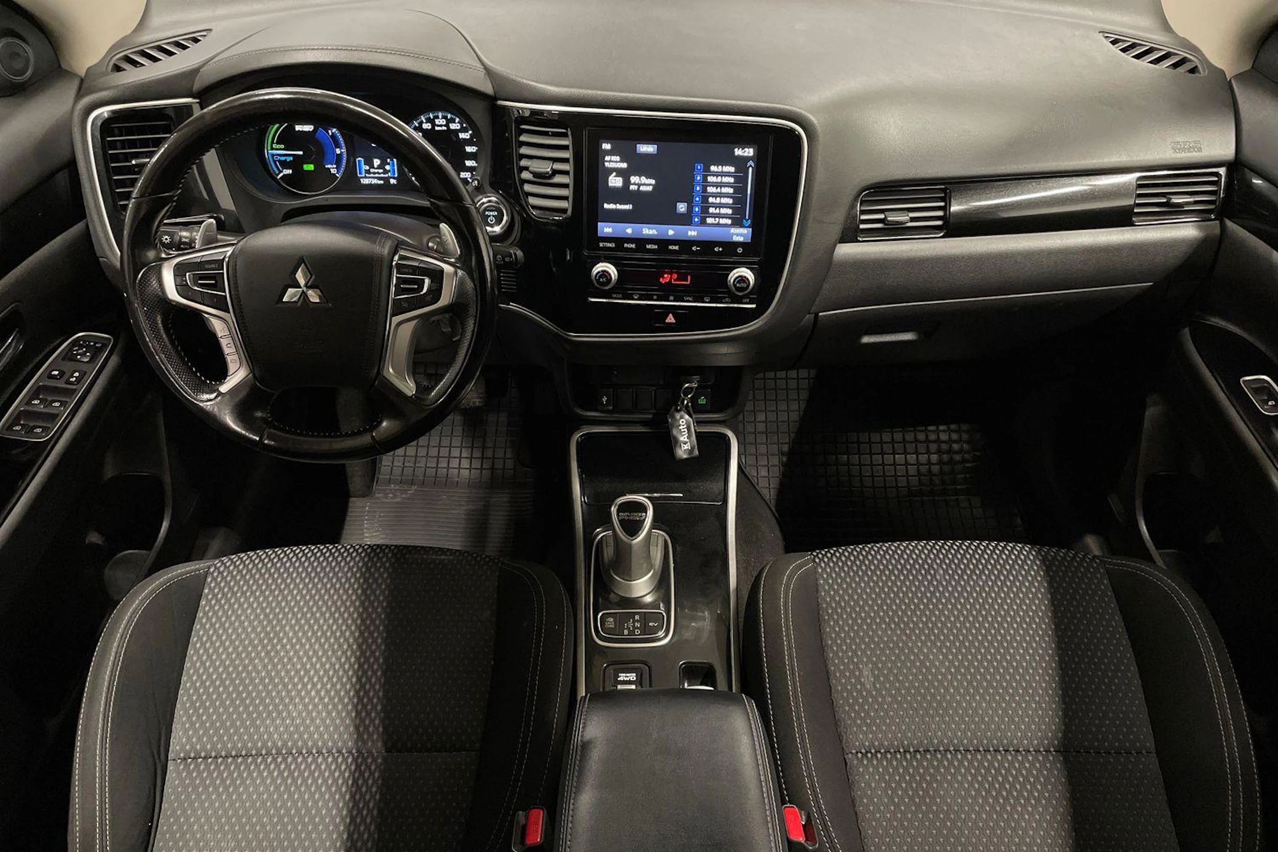 valkoinen Mitsubishi Outlander PHEV 2021 kuva 9.