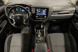 valkoinen Mitsubishi Outlander PHEV 2021 kuva 9.