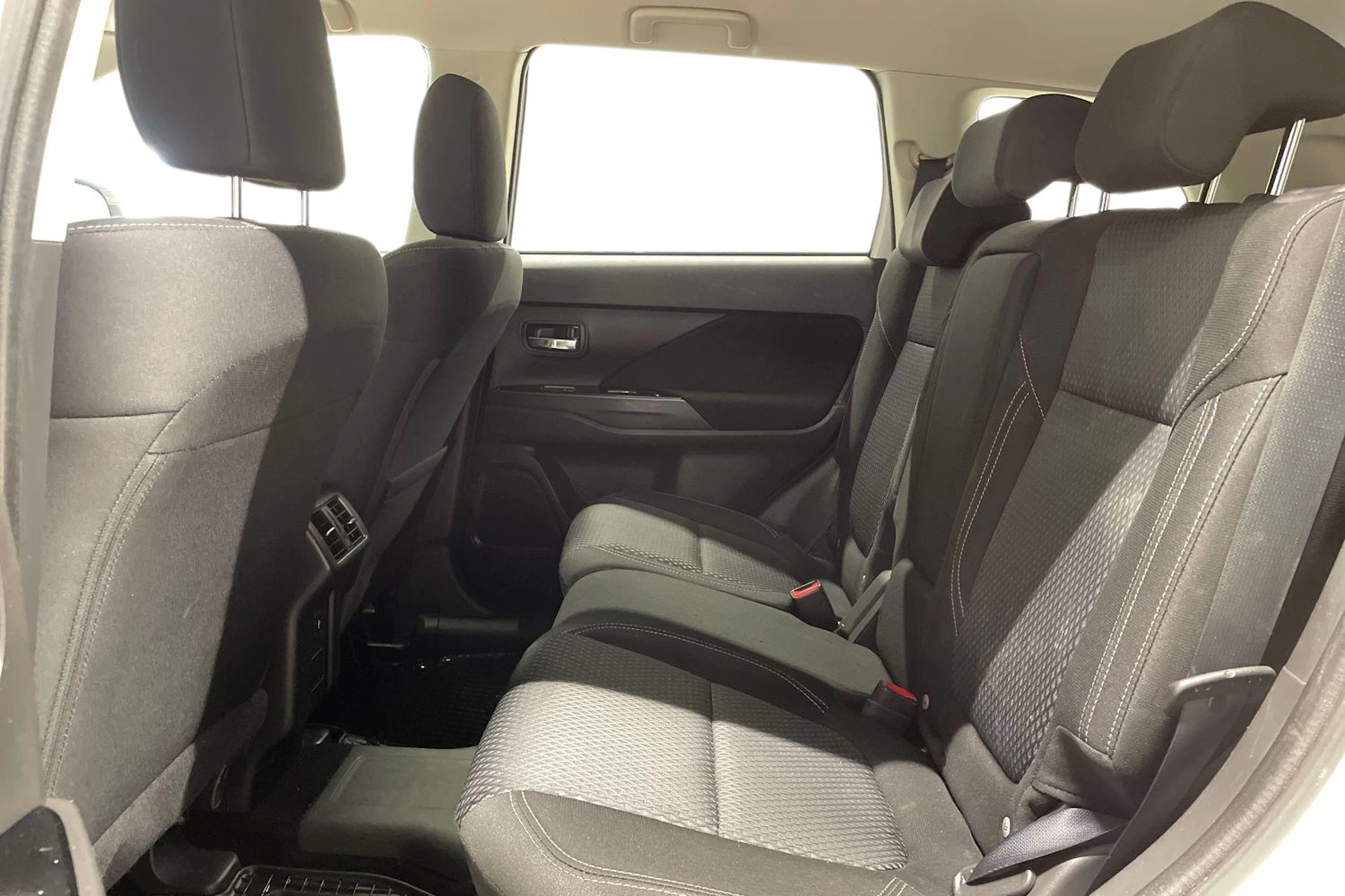 valkoinen Mitsubishi Outlander PHEV 2021 kuva 11.