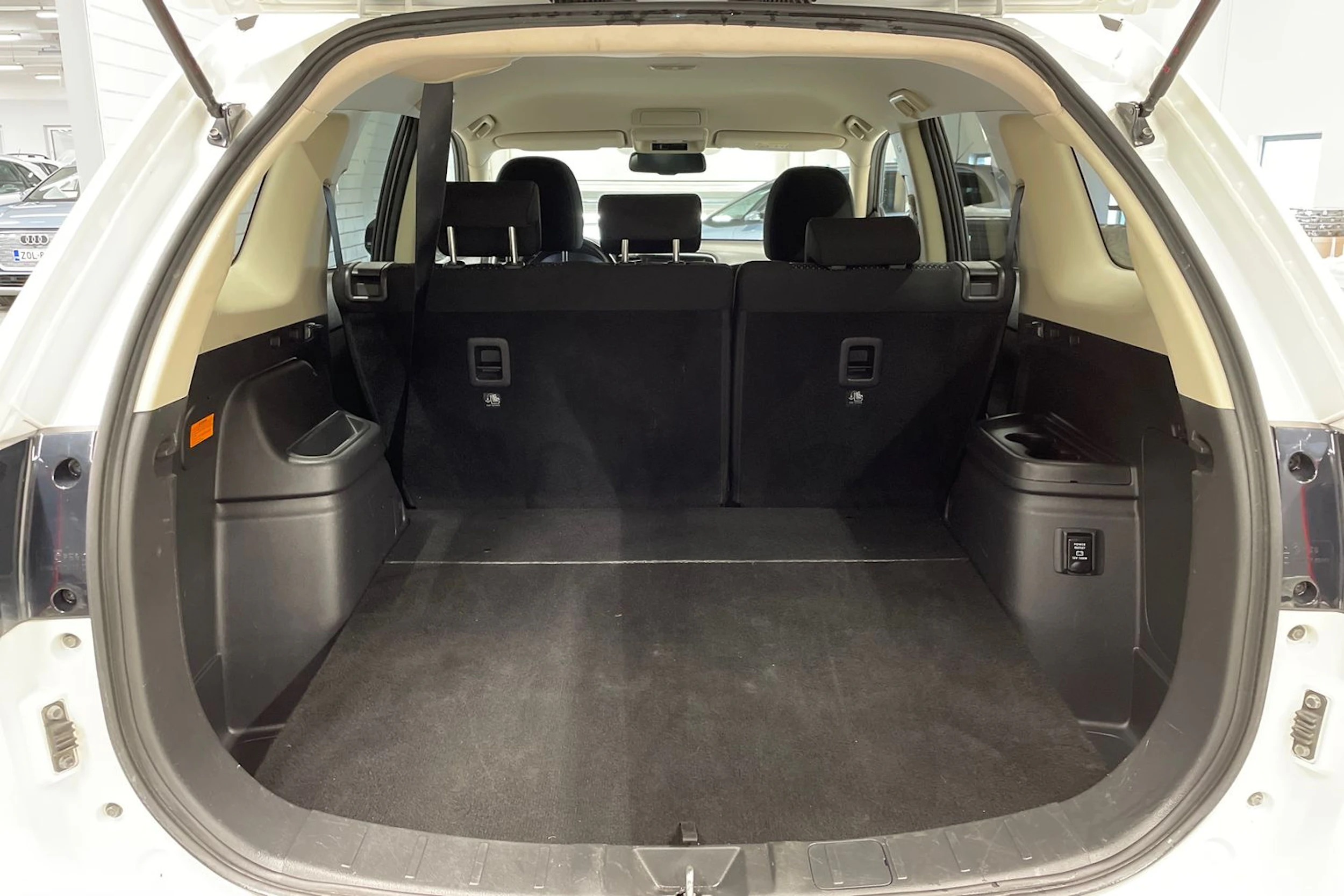 valkoinen Mitsubishi Outlander PHEV 2021 kuva 16.