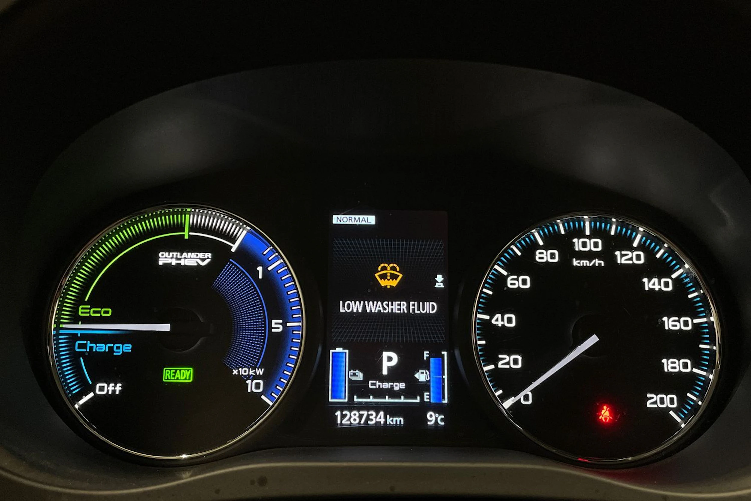 valkoinen Mitsubishi Outlander PHEV 2021 kuva 17.