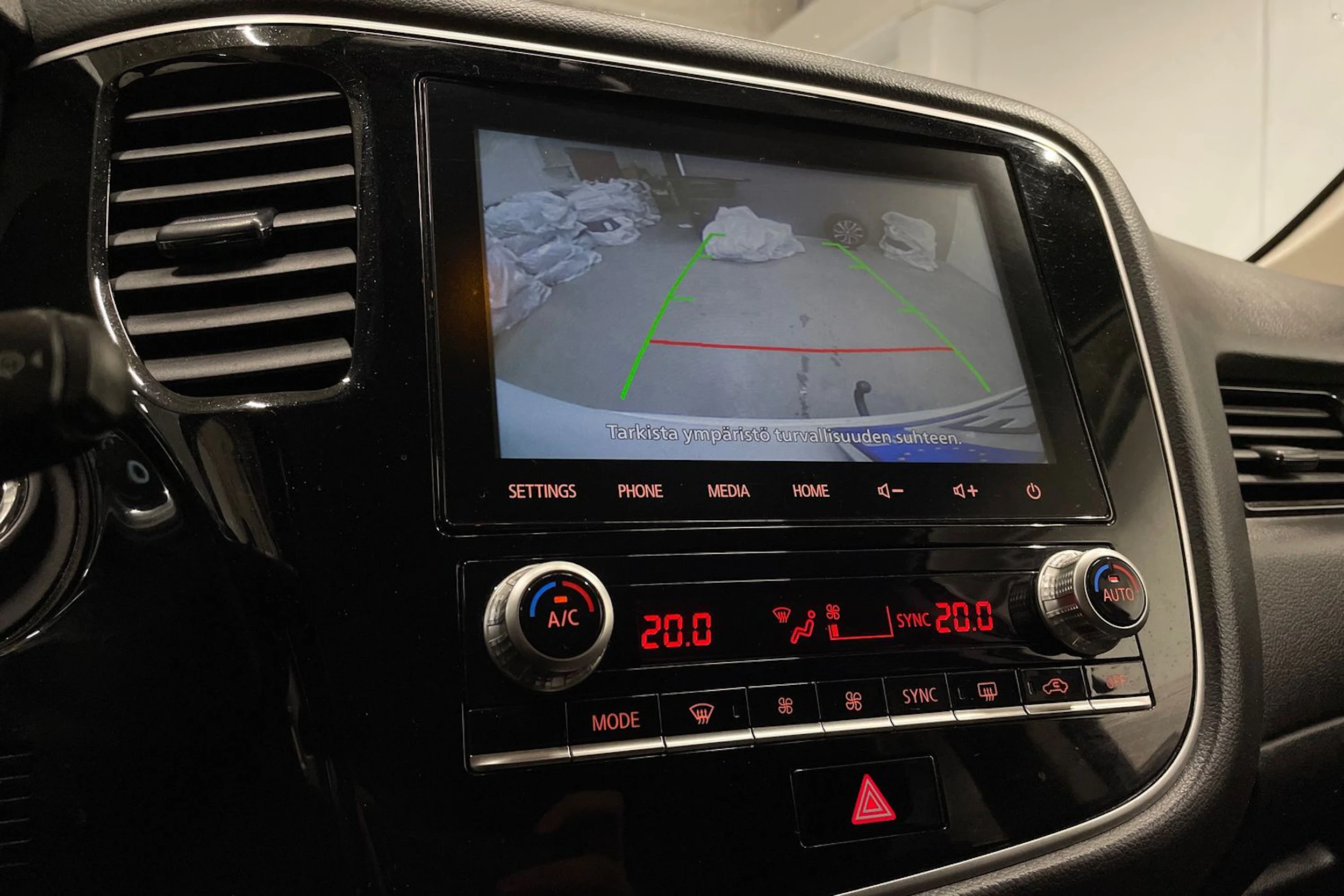 valkoinen Mitsubishi Outlander PHEV 2021 kuva 18.