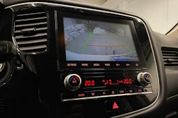 valkoinen Mitsubishi Outlander PHEV 2021 kuva 18.