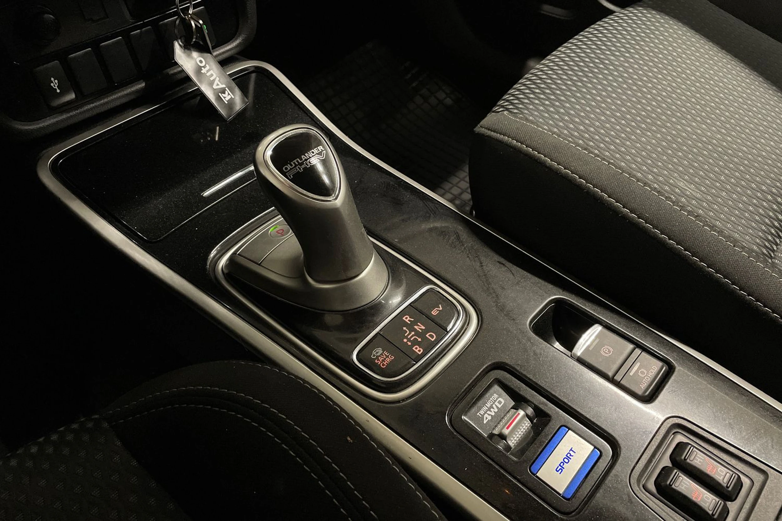 valkoinen Mitsubishi Outlander PHEV 2021 kuva 19.